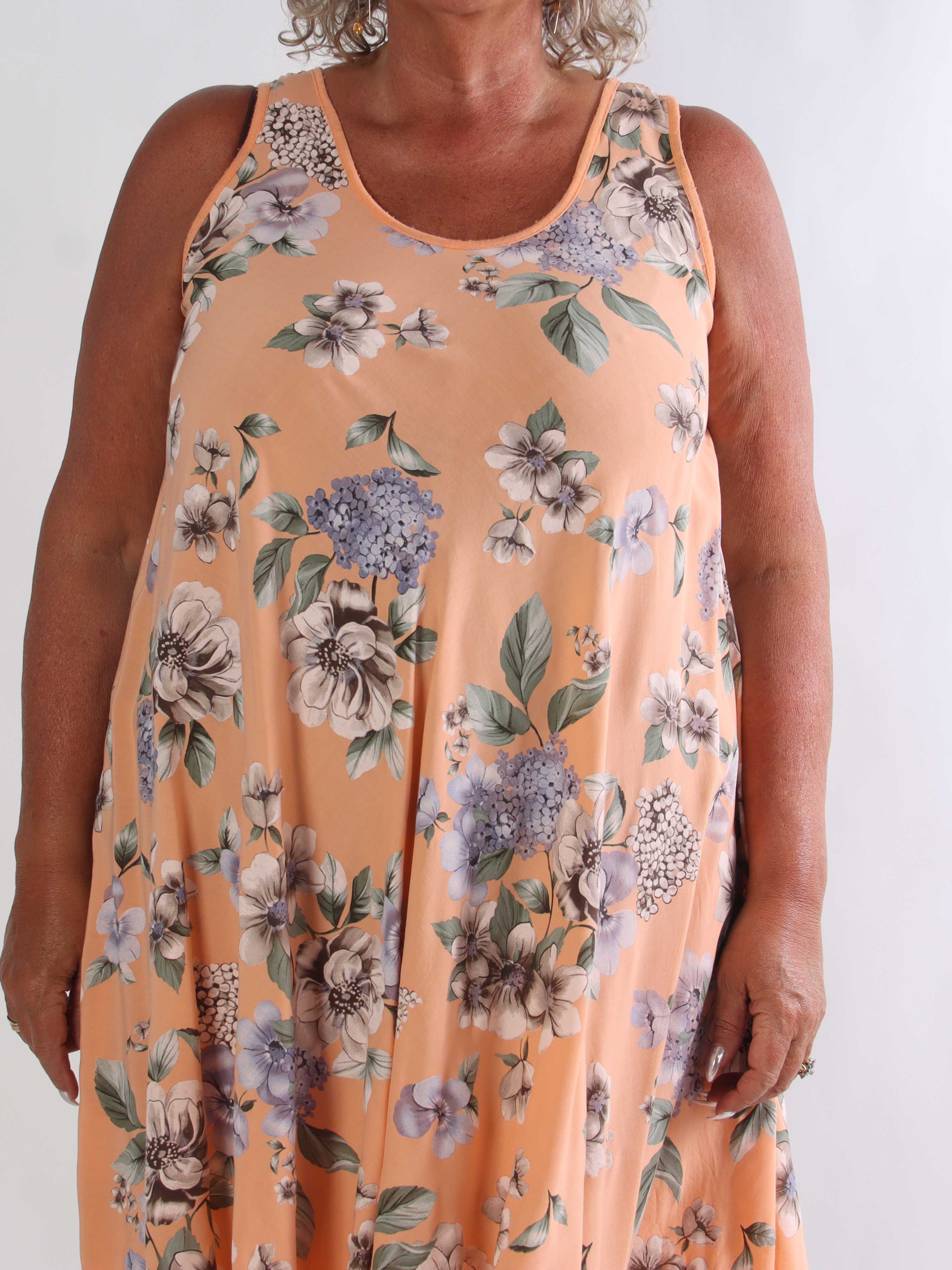 Saline - Sød plus size sommerkjole i viskose med blomsterprint